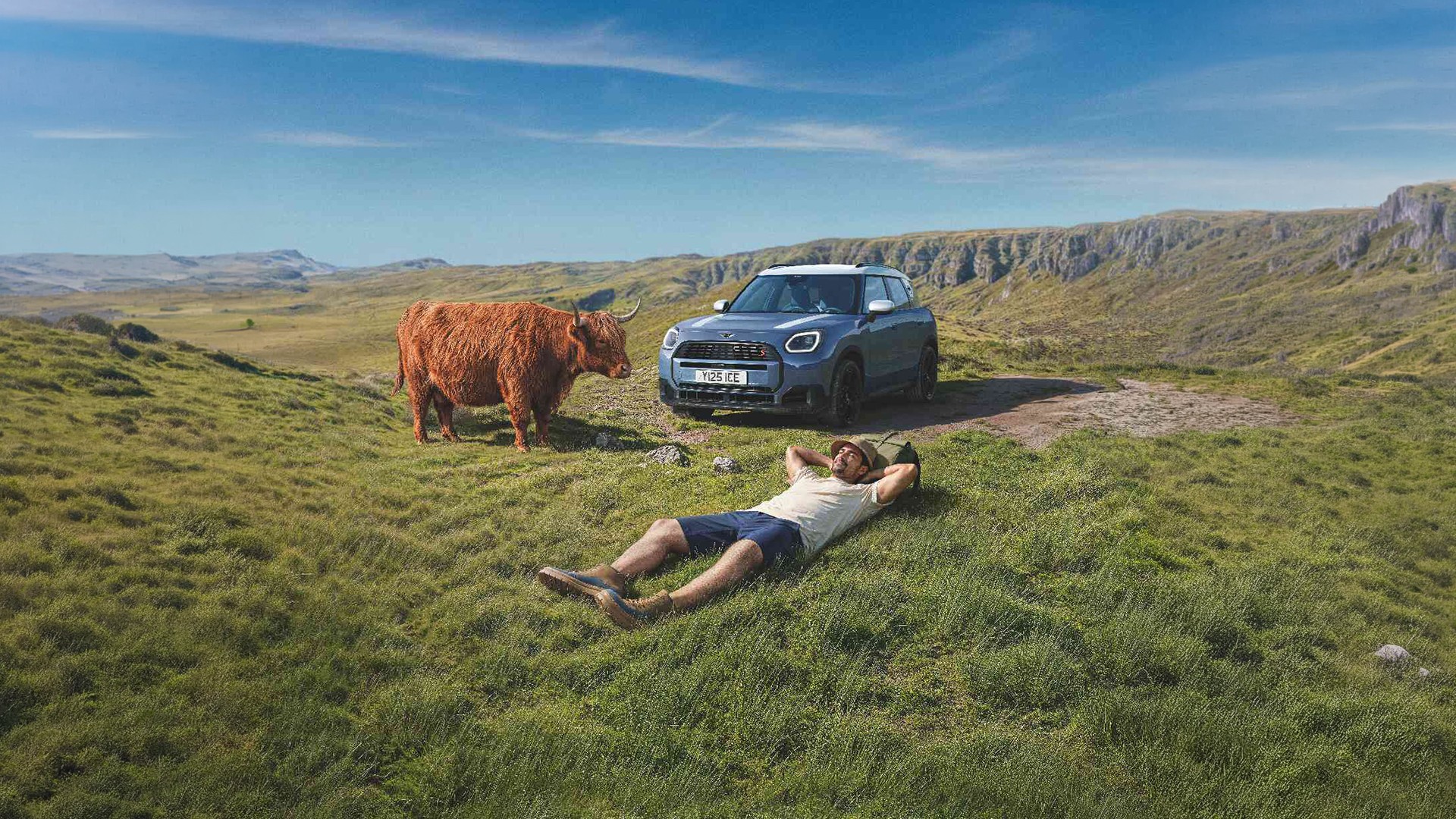 Donna che ricarica la MINI